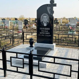 Гранитный памятник с православным крестом и портретом