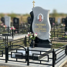 Комбинированный памятник фигурный с крестом для женщины