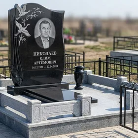 Гранитный памятник фигурный с журавлями и портретом