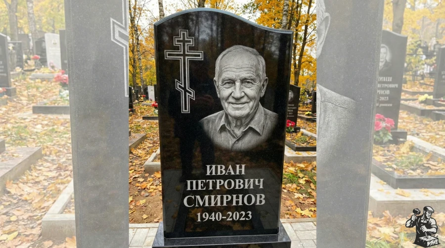pamyatnik-smirnovu-na-osennem-kladbishche.jpg