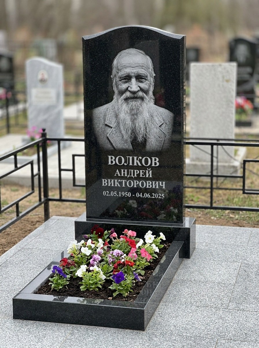 Портрет на памятнике в Липецке — Старый снимок восстановили, портрет по грудь — гравировка
