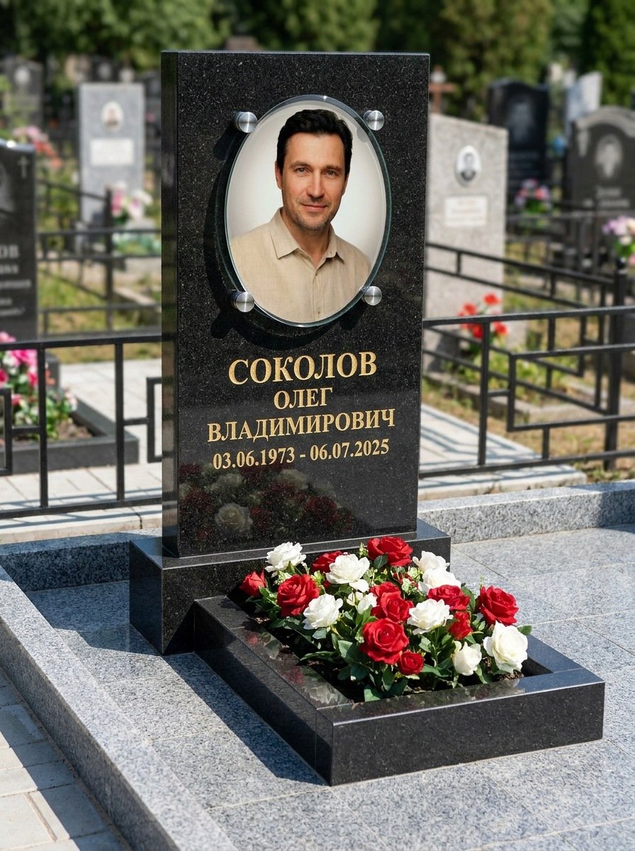 Портрет на памятнике в Липецке — Овал на стекле — на держателях над камнем